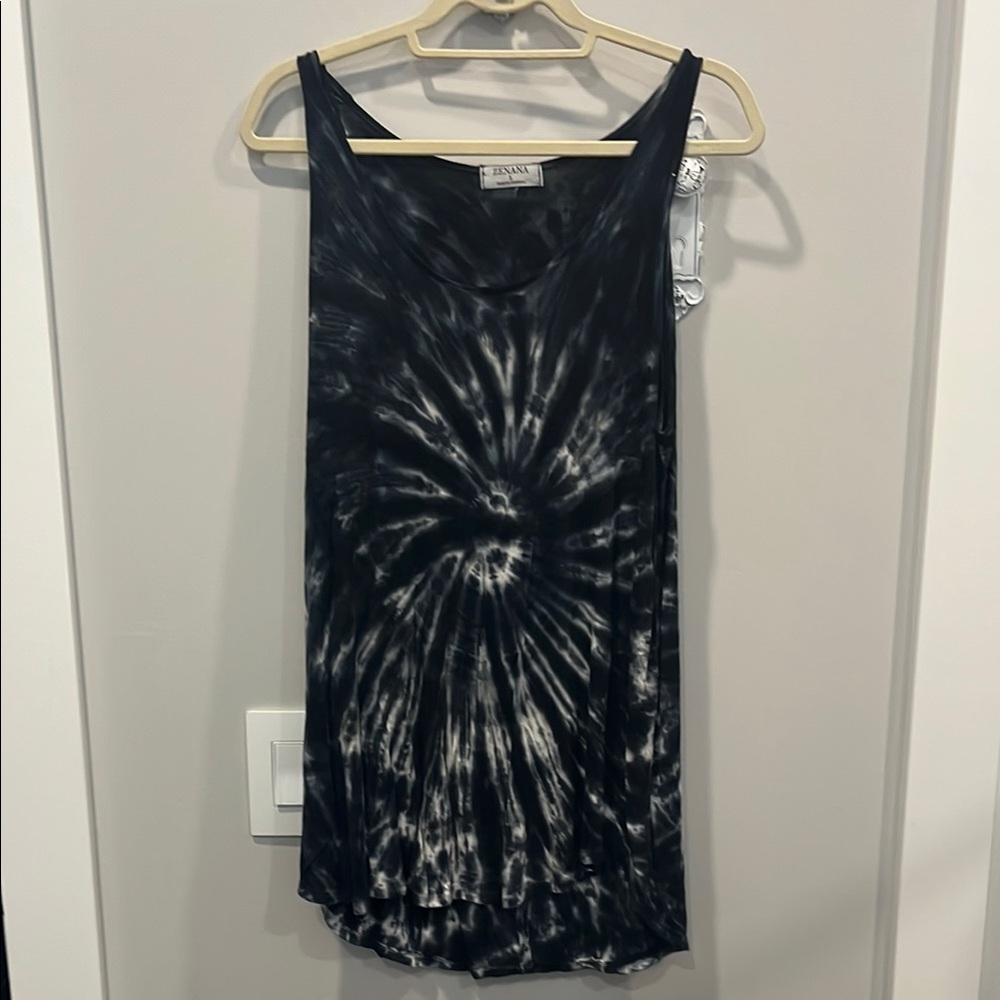 Zenana Outfitters Black and White Sleeveless Tank Top